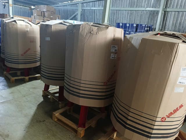 Bình tích áp Varem 50L 16 bar dạng đứng có chân 2