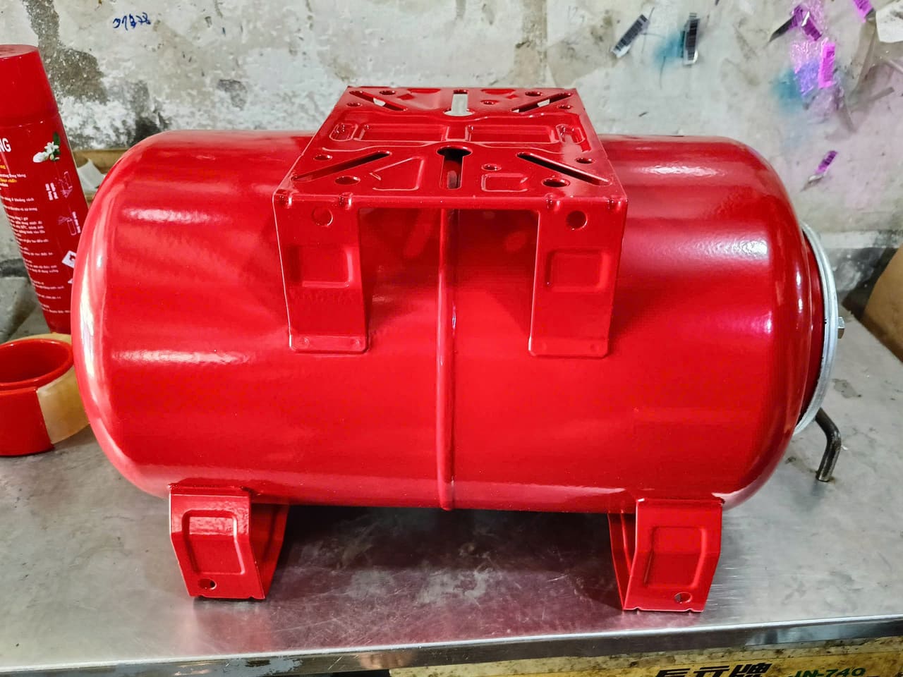 Bình tích áp Varem 50L 16 bar dạng đứng có chân 7