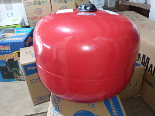 Bình tích áp Varem 50L 16 bar dạng đứng có chân 8