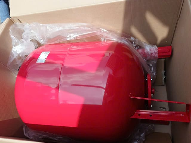 Bình tích áp Varem 50L 16 bar dạng đứng có chân 9